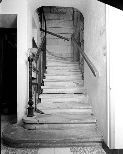 Logis, rez-de-chaussée, départ de l'escalier.