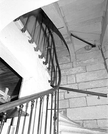 Logis, arc au-dessus de l'escalier entre le rez-de-chaussée et le premier étage.