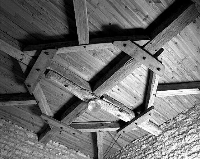 Logis, deuxième étage, enrayure de la charpente de la tour sud-ouest.