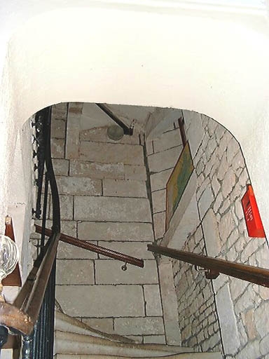 Logis, escalier, angle nord-ouest entre le rez-de-chaussée et le premier étage.