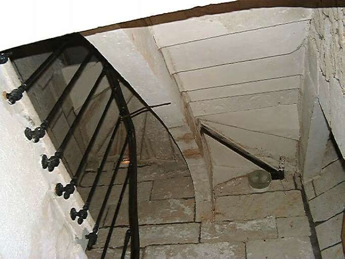 Logis, arc au-dessus de l'escalier entre le rez-de-chaussée et le premier étage.