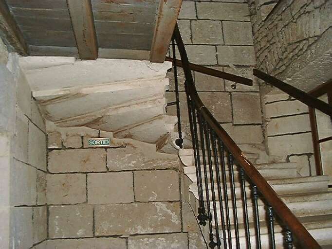 Logis, escalier, partie supérieure de la première volée.