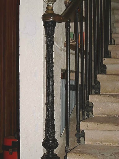 Logis, escalier, départ de la rampe actuelle.
