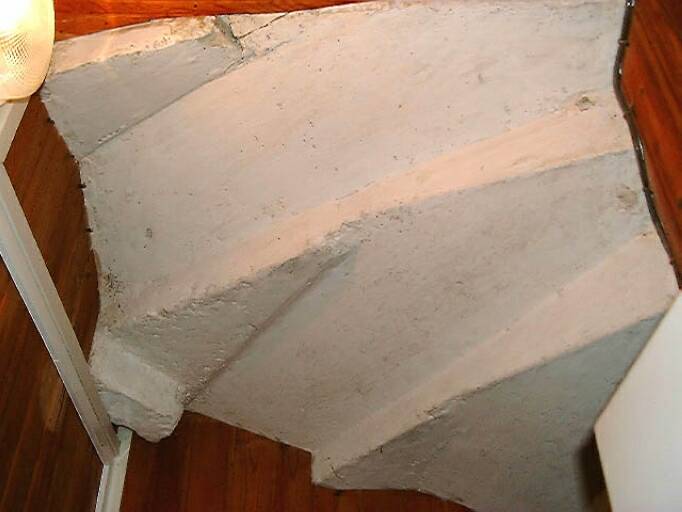Logis, escalier, dessous de la partie supérieure de la première volée.