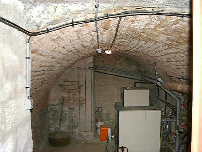 Cave sous le corps de bâtiment prolongeant le logis à l'est, vue depuis l'entrée à l'est.