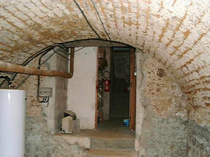 Cave sous le corps de bâtiment prolongeant le logis à l'est, vue vers l'entrée à l'est.