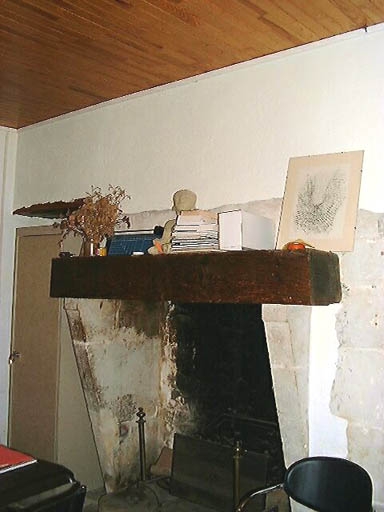 Logis, tour sud-ouest, rez-de-chaussée, cheminée au nord.