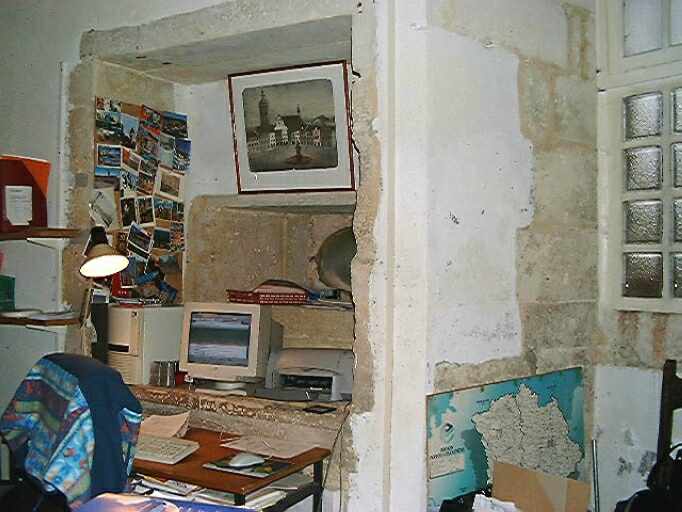 Logis, tour sud-ouest, rez-de-chaussée, évier à l'ouest.