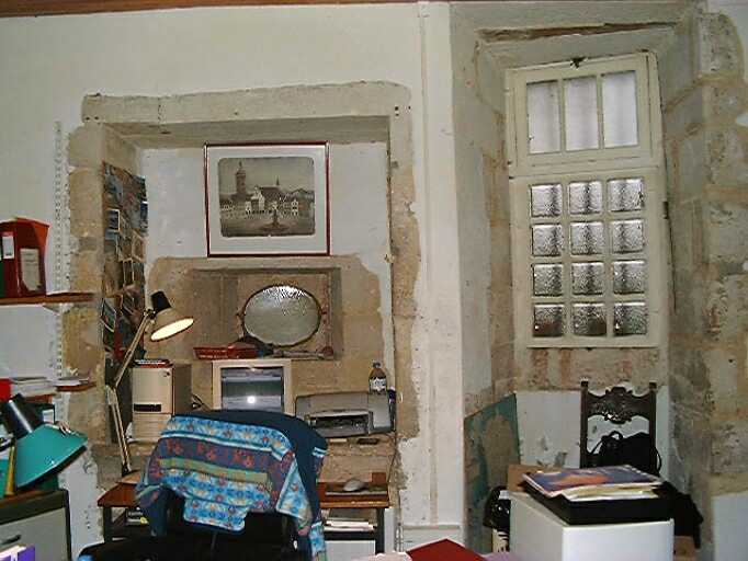 Logis, tour sud-ouest, rez-de-chaussée, évier et fenêtre à l'ouest.
