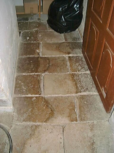 Logis, tour sud-ouest, rez-de-chaussée, détail du sol dallé.