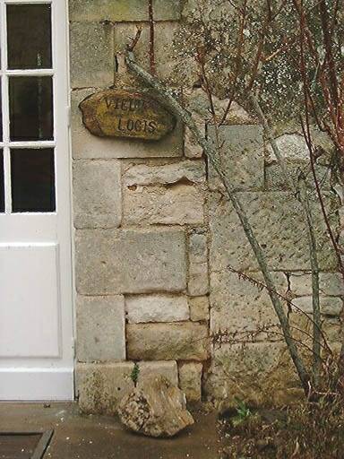 Logis, façade sud sur la cour, collage à droite de la porte.