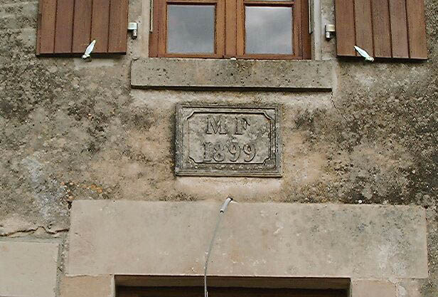 Logis, élévation antérieure, détail de la date portée.