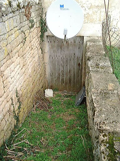 Logis, élévation antérieure, détail de l'accès extérieur à la cave sous la partie gauche.