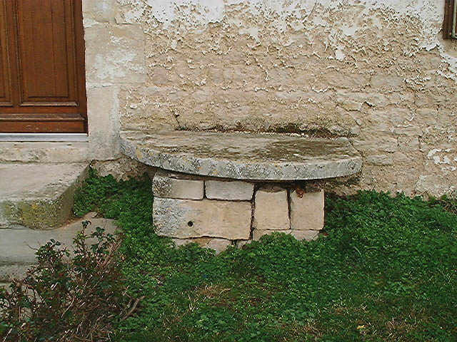Logis, élévation antérieure, vue de la table dite à légumes prise dans la maçonnerie.