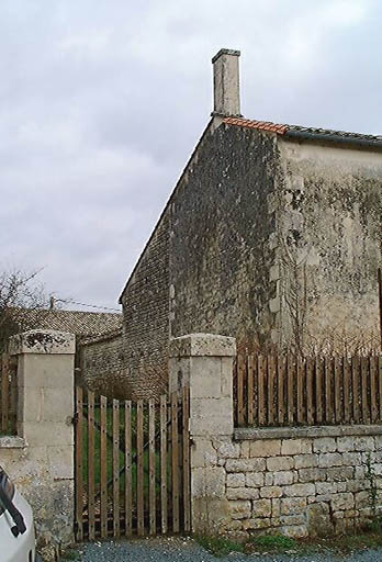 Porte piétonne dans le mur de clôture, logis, élévation latérale gauche enduite et dépendance adossé à mur non enduit.