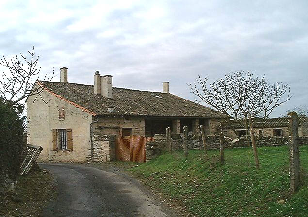 Logis, élévation latérale droite entièrement enduite, et élévation postérieure.