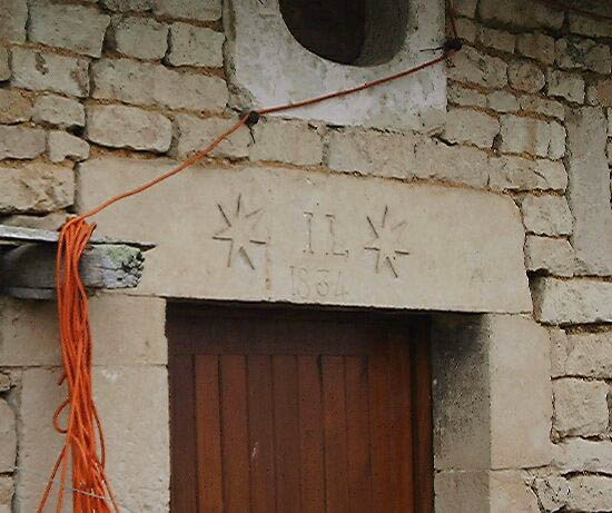 Logis, élévation postérieure, détail du linteau daté 1834 surmonté des initiales IL [Jean Laidet?] entre deux étoiles à sept branches.