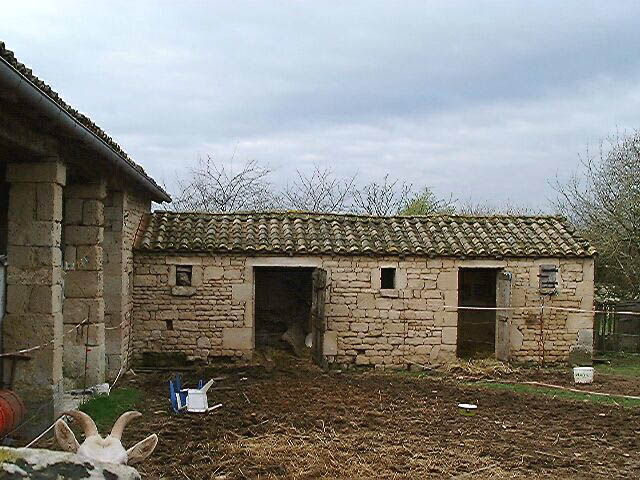 Dépendances accolées perpendiculairement au logis, porcherie ou chèvrerie et poulailler reconnaissable au volet.