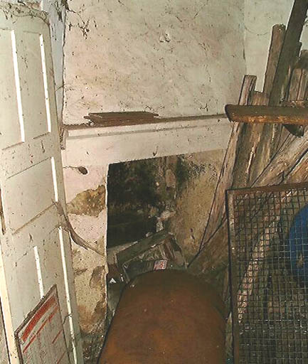 Logement, intérieur, cheminée engagée à l'angle sud-ouest, vue d'ensemble.