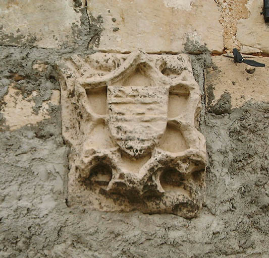 Logement devenu remise, élévation nord, détail de la pierre aux armes de la famille de Nossay, remployée au-dessus de la porte d'accès.