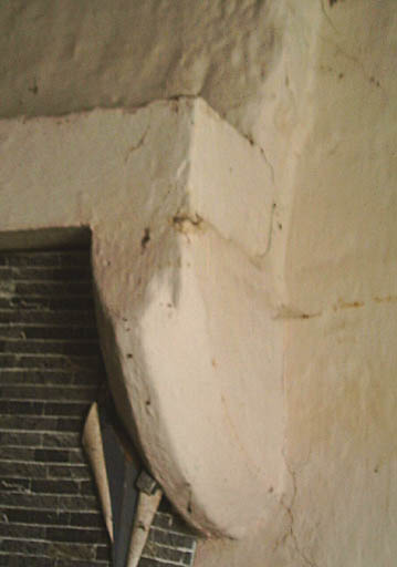 Logement devenu remise, pièce de gauche, cheminée, vue de la console de droite, remployée.