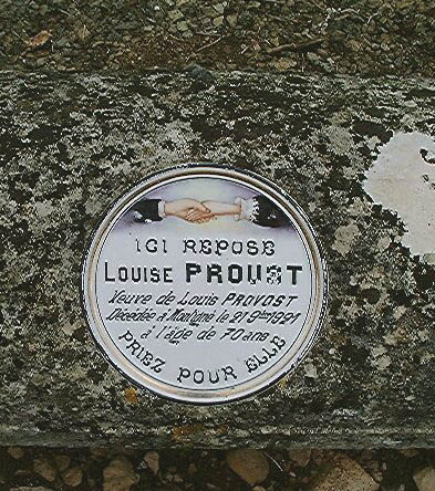 Tombeau de gauche, détail de la plaque en porcelaine émaillée circulaire décorée des mains des époux, commémorant Louise Proust, décédée en 1921.