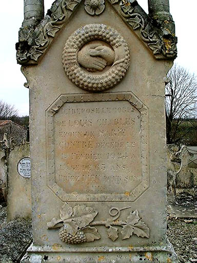 Détail de la stèle du tombeau de Louis Charles.