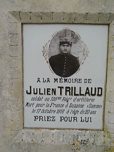 Détail de la plaque en porcelaine avec le portrait du soldat.