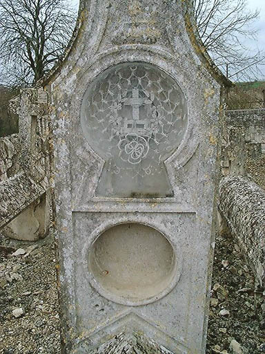 Détail du tombeau de gauche ayant conservé son décor de perles dans une niche protégée par une vitre.