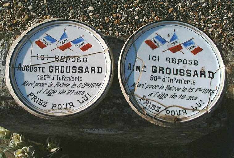 Deux plaques de dédicace en porcelaine émaillée de Limoges ornées de drapeaux français portant les inscriptions honneur et patrie et le numéro du régiment d'infanterie (90ème ; 125ème).