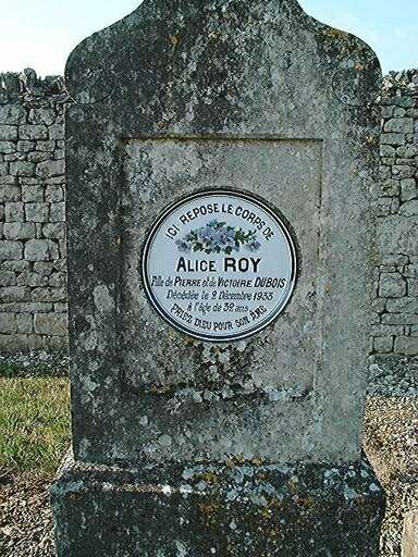 La stèle du tombeau d'Alice Roy, détail de la plaque de dédicace.