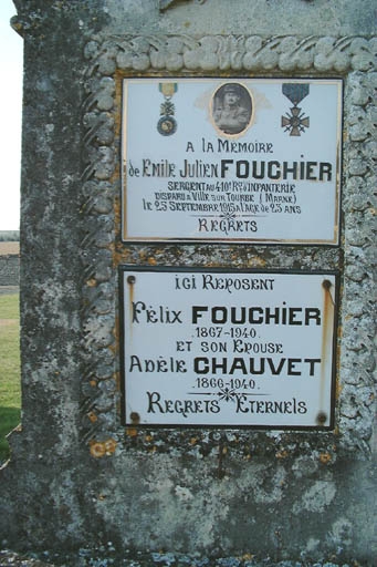 La stèle du tombeau d'Emile-Julien Fouchier, détail des plaques des dédicaces.