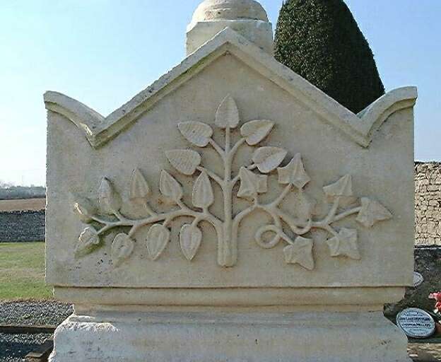 Tombeau de Pierre Chabosseau et d'Angèle Renaud, détail du fronton retroussé orné d'un branche de feuillage.