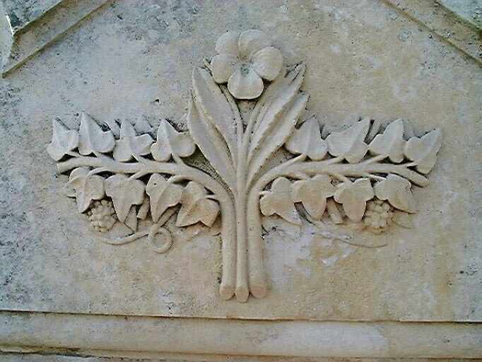 Tombeau d'Eugène Chabosseau, vue d'ensemble, détail du bouquet sculpté sur le fronton retroussé.
