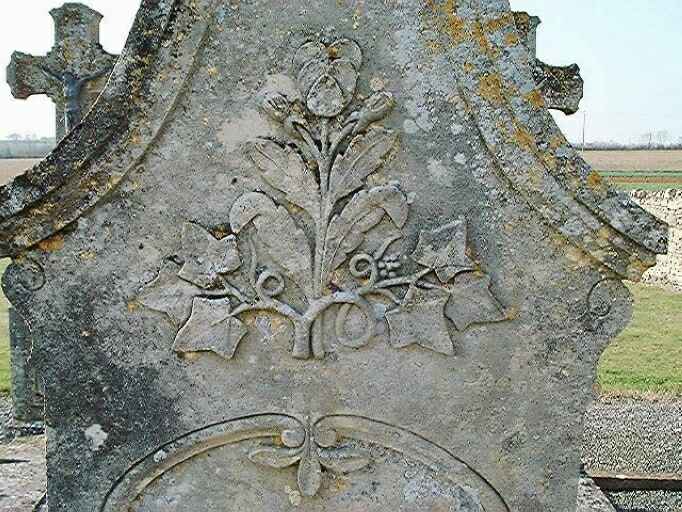 Tombeau de Honoré Mangou, la stèle, détail du bouquet sculpté.