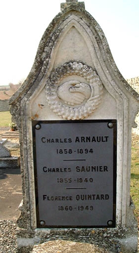 Tombeau de Charles Arnault, Charles Saunier et Florence Quintard, détail de la sculpture des mains des époux et de la plaque rapportée.