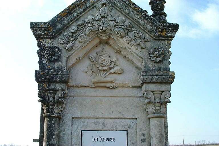 Tombeau de Frédéric Martin, détail du fronton orné d'une chute de roses et marguerites, et d'une bouture de rose.
