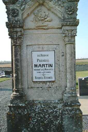 Tombeau de Frédéric Martin, détail de la partie centrale de la stèle.