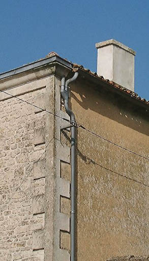 Logement, élévation antérieure, angle droit, détail de la corniche et du chaînage harpé.