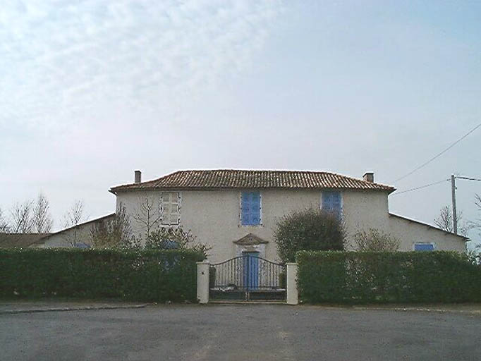 Logis secondaire, élévation antérieure, vue prise du nord-est.