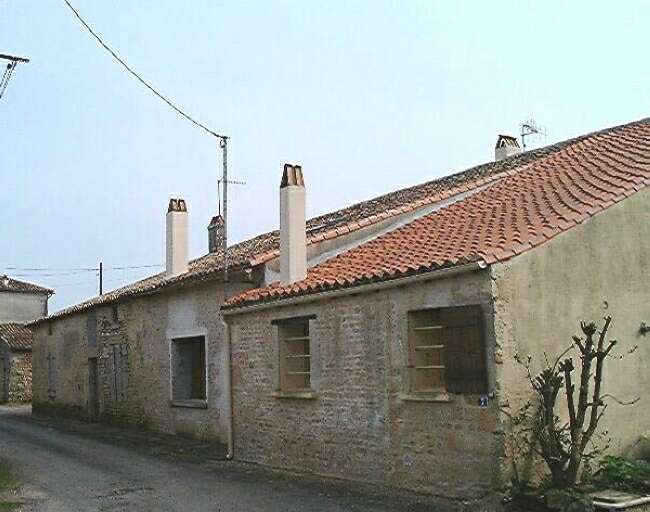 Logis, élévation nord-ouest sur l'impasse, vue d'ensemble prise du sud-ouest.