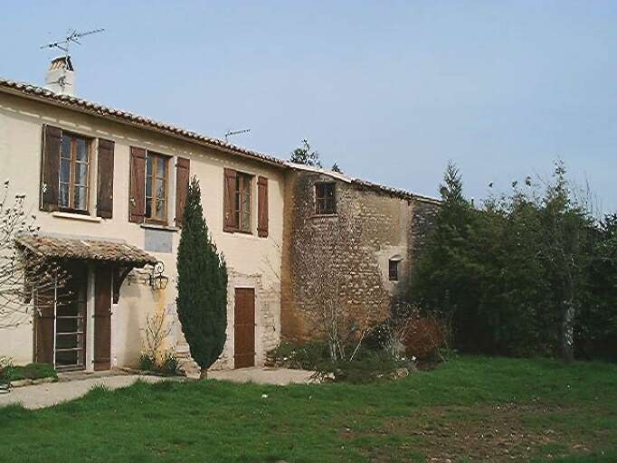 Logis, partie sud, élévation est sur cour, vue prise du sud.