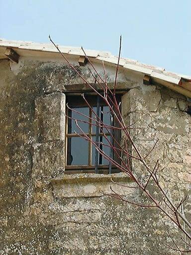 Logis, partie sud, élévation est sur cour, tour (d'escalier?), détail de la baie chanfreinée.