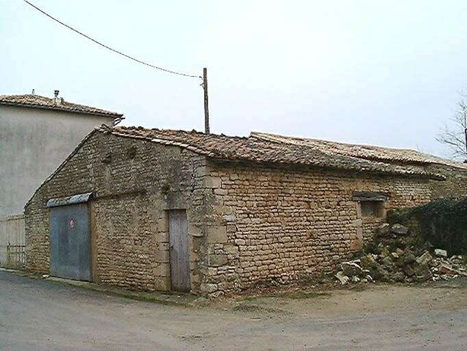 Dépendances, étable ou écurie, vue prise de l'ouest.