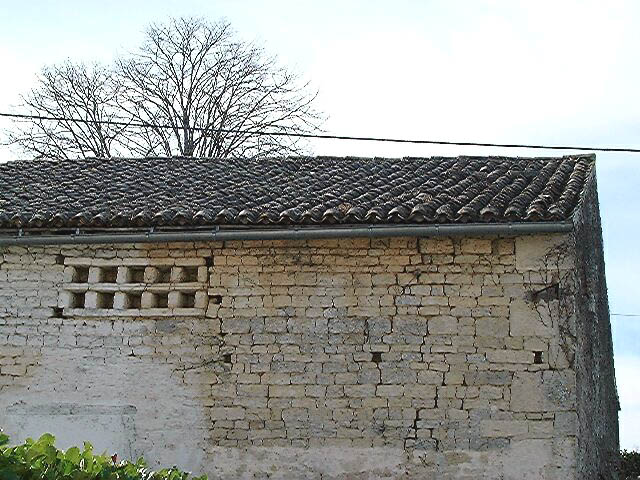 Dépendances, grange, élévation nord sur cour, détail des trous à boulin.