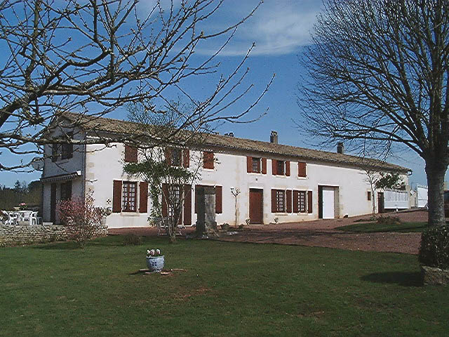 Logis, daté 1879, et dépendances transformées, vue prise du sud.