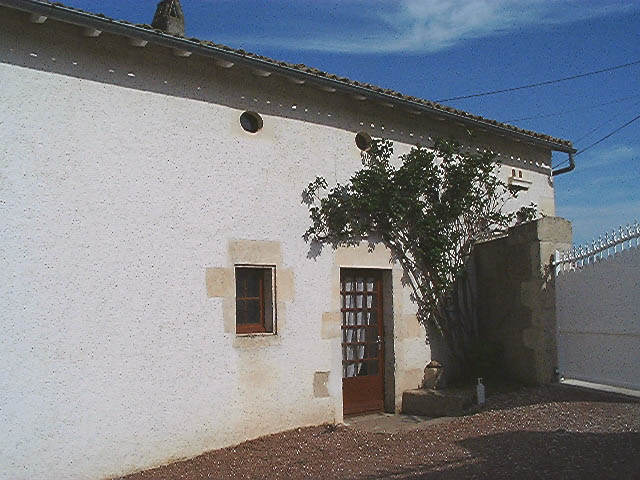 Logis, daté 1879, partie droite, logement secondaire bâti dans le prolongement de la grange accolée ; à remarquer, le comble à surcroît éclairé par des oculi et la pierre avec deux trous de boulin.