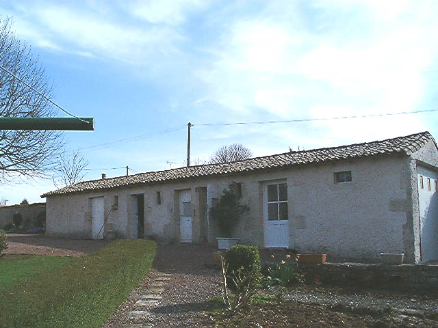 Toits et poulailler, vue prise du sud-ouest.