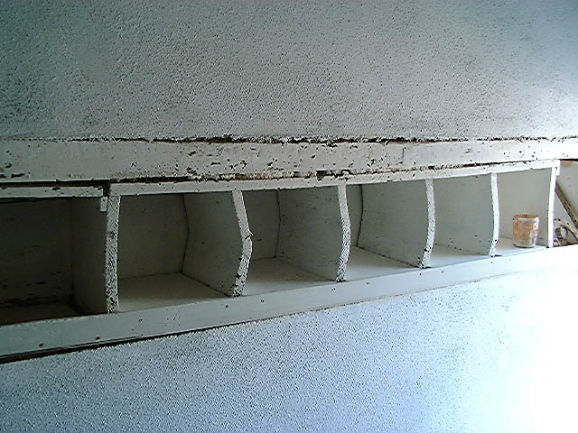 Poulailler, intérieur, détail des niches à couver.