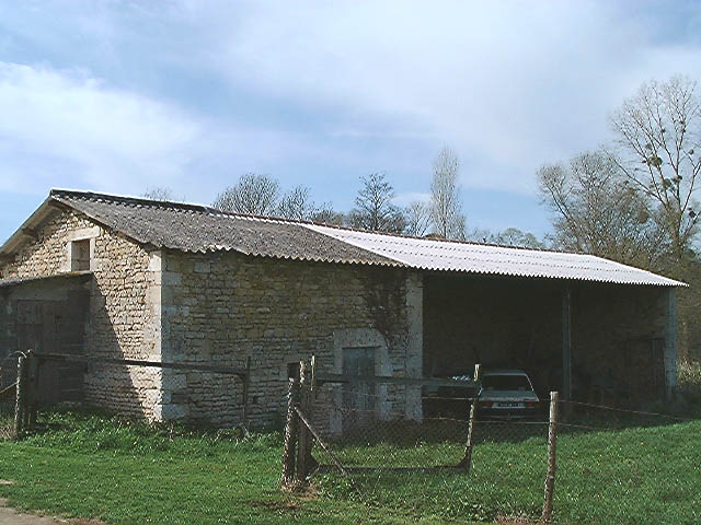 Dépendances, étable et hangar sur une parcelle à part, vue prise du nord-est.